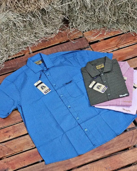 Camisa country masculina Wrangler de manga curta em padrão xadrez