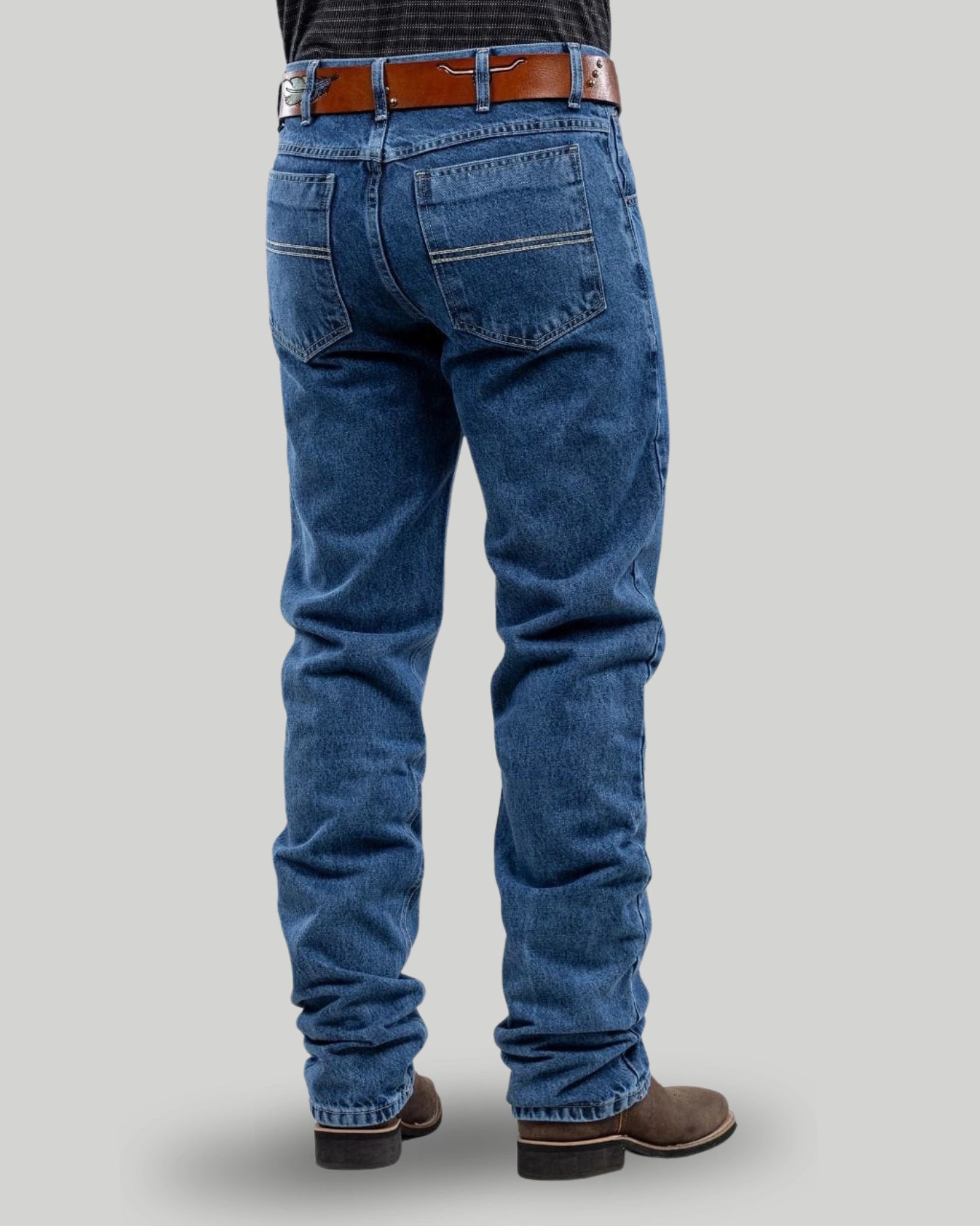 Calça country masculina CINCH azul médio com acabamento western observado nas fotos