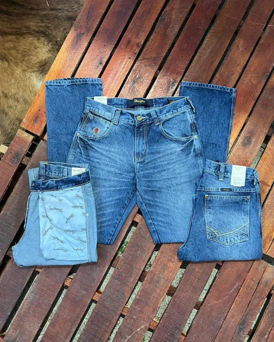 Calça country masculina Wrangler azul royal com acabamento western observado nas fotos