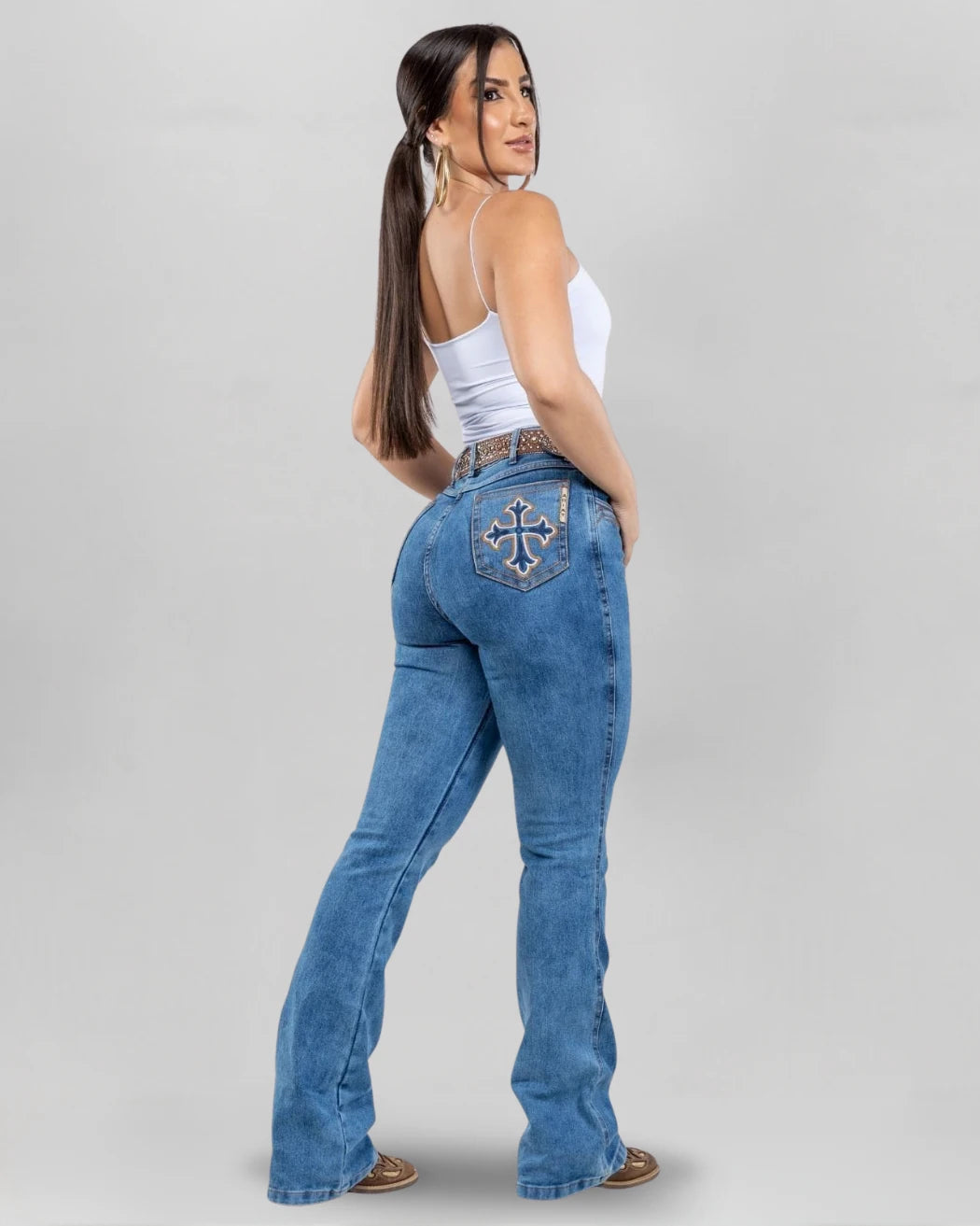 Calça country feminina ARIAT flare azul estonado com bordado em cruz nos bolsos traseiros