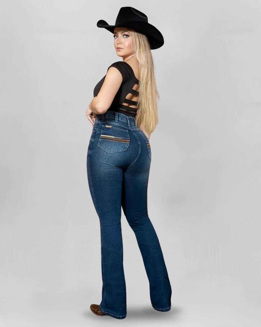 Calça country feminina ARIAT flare azul médio com bordado western nos bolsos traseiros