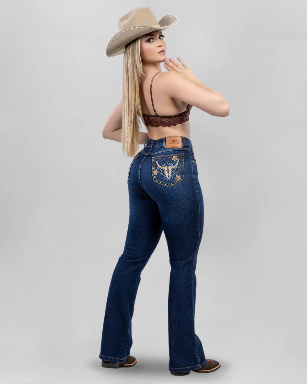 Calça country feminina ARIAT flare azul escuro com bordado Longhorn com elementos florais nos bolsos traseiros