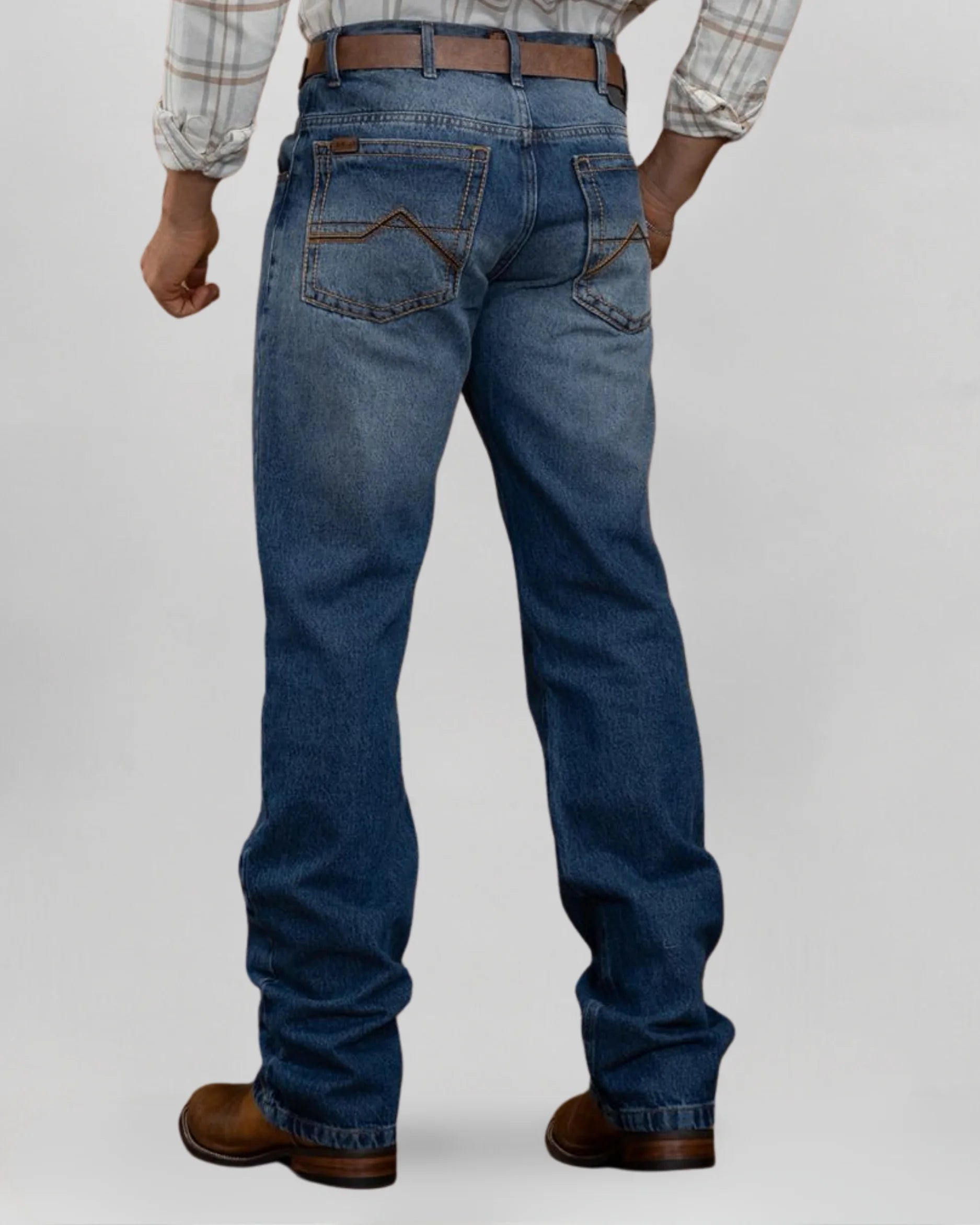 Calça country masculina ARIAT azul médio com acabamento western observado nas fotos