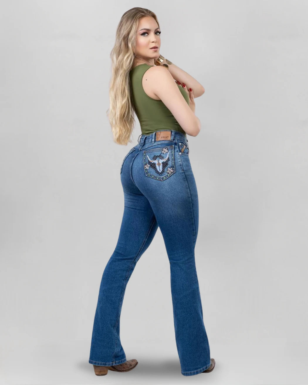 Calça country feminina ARIAT flare azul médio com bordado Longhorn com elementos florais nos bolsos traseiros