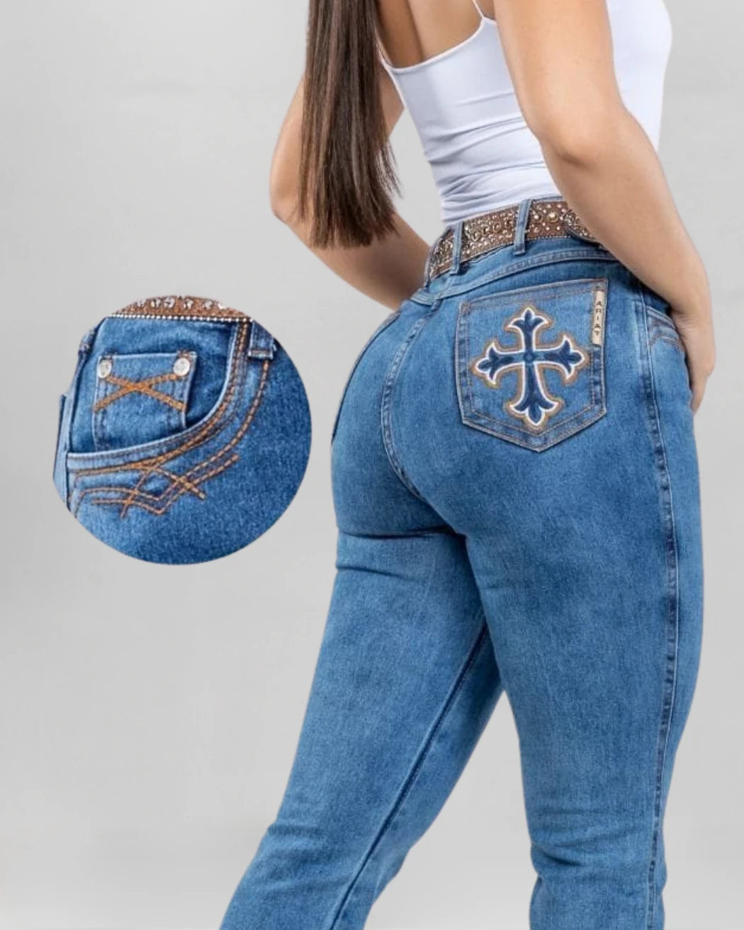 Calça Country ARIAT Bordada Feminina vista traseira caimento na bota