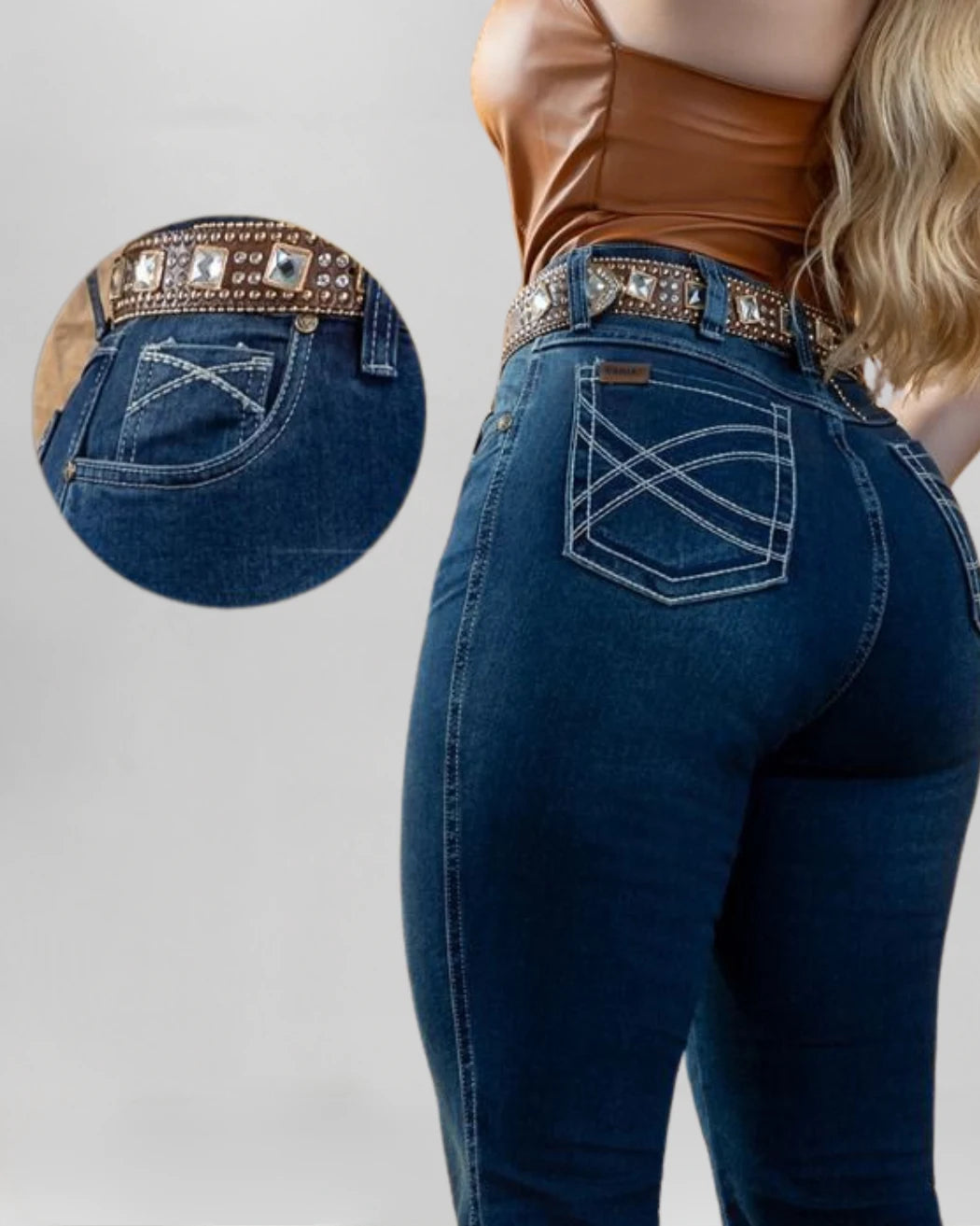 Calça Country ARIAT Feminina índigo vista traseira caimento na bota